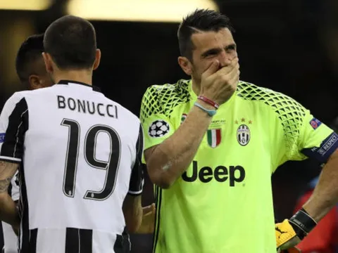 An ủi đồng đội, nhưng Buffon chẳng thể an ủi chính mình