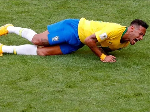 Ăn vạ quá nhiều, Neymar trở thành nỗi hổ thẹn của bóng đá