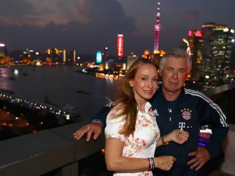 Ancelotti dẫn vợ tham quan cảnh đêm tại Thượng Hải