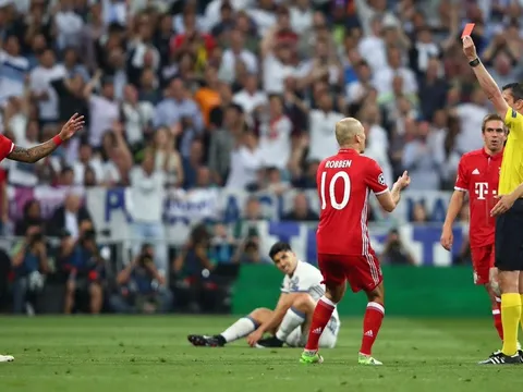 Bayern bị loại đau: Pep đã "tiếp tay" cho trọng tài như thế nào?