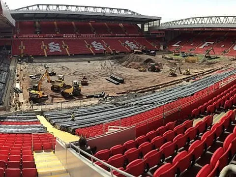 Anfield 'tan nát' trước ngày thay áo mới