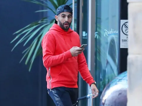 Hành động 'lạ' của Riyad Mahrez với đối thủ Man Utd