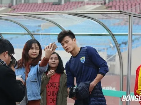 Tiến Dũng bị fan “săn”, FLC Thanh Hóa nhận án phạt nặng