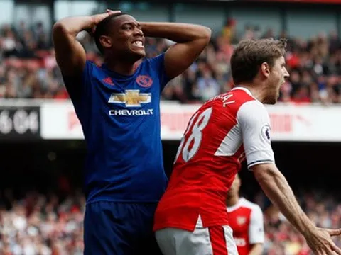 Anthony Martial chơi đầy nỗ lực trước Arsenal