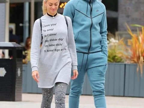 Anthony Martial dạo phố cùng bạn gái xinh như mộng