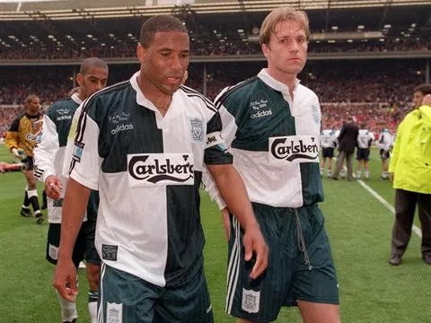 Áo sân khách của Liverpool là hàng vay mượn từ quá khứ?