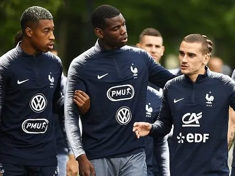Áp lực bủa vây, Pogba vẫn trêu đùa đồng đội trên sân tập