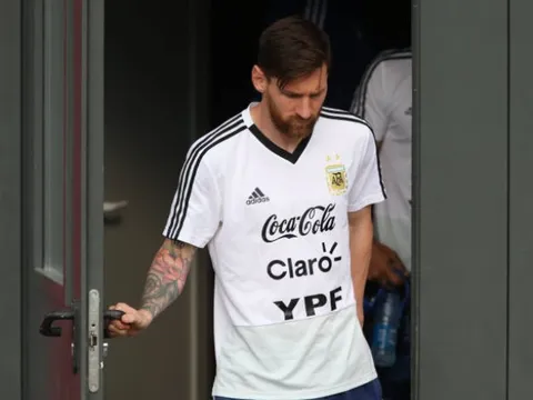 Áp lực quá lớn từ Ronaldo, Messi cười không nổi trên sân tập