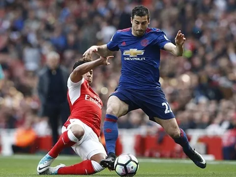 Welbeck nổ súng, Arsenal xử đẹp Man Utd