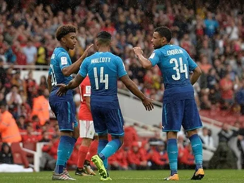 Arsenal 5-2 Benfica: Công làm thủ phá