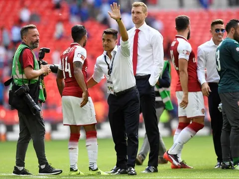 Arsenal hạ Chelsea, Sanchez xuống tận sân ăn mừng