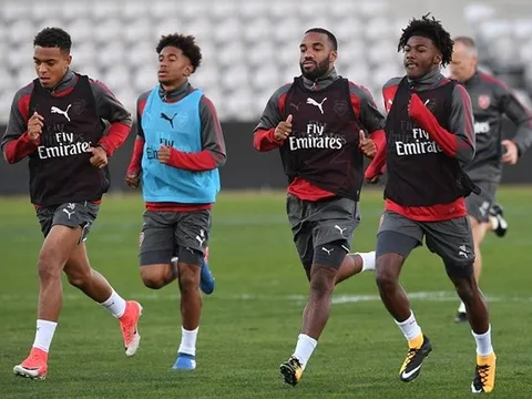 Arsenal phấn khích, làm quen sân Sydney