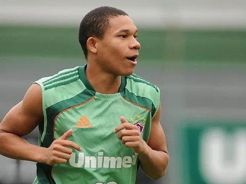 Arsenal tranh thủ 'kiếm chác' với Wellington Silva