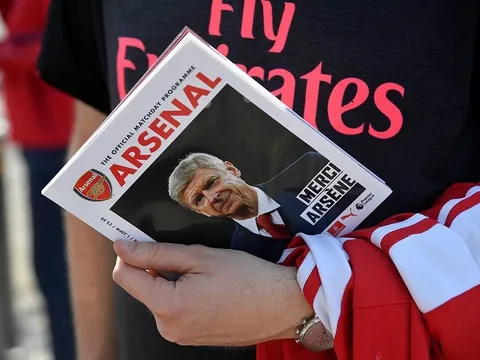 Arsene Wenger trở thành tâm điểm trên sân Emirates