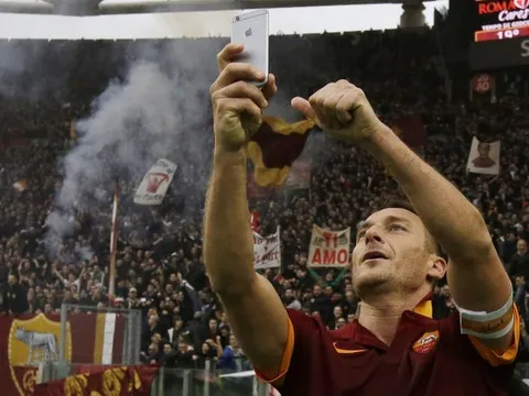 AS Roma lấy bàn thắng của Totti để chế giễu Kane