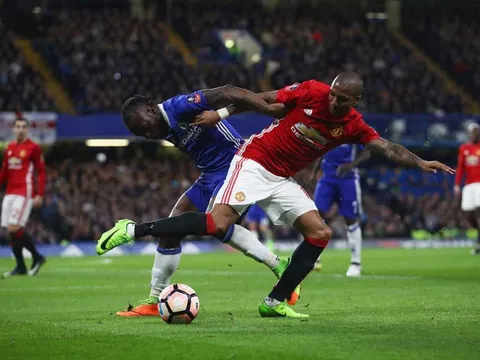 Ashley Young từ chối Stoke, quyết bám trụ tại Man Utd