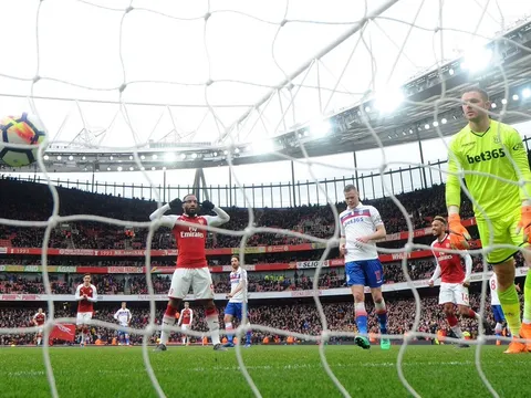 Aubameyang hành động đẹp với Lacazette: CĐV Arsenal có thể mơ