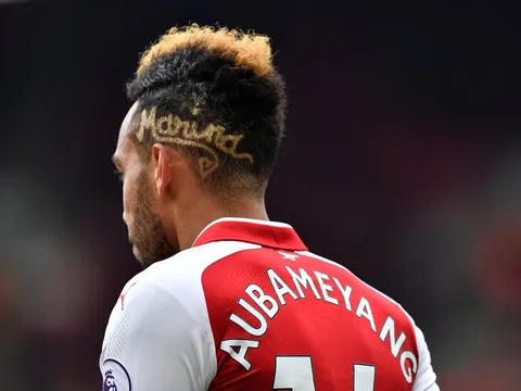 Aubameyang nói gì về cái tên bí ẩn trên tóc