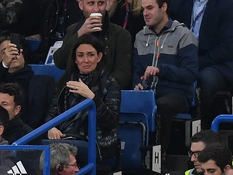 Bà xã Conte bật khóc trong ngày Stamford Bridge chào đón tân vương