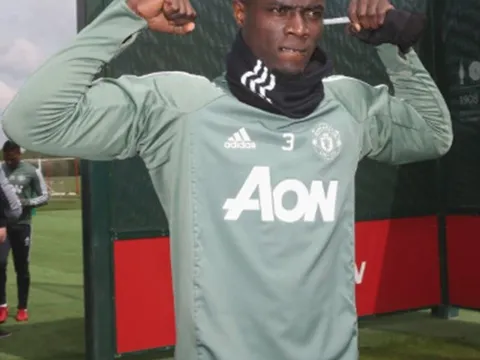 Bailly khoe bắp tay cuồn cuộn hòng tiền đạo Watford chùn chân
