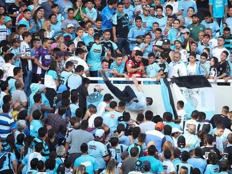 Argentina: CĐV bị ném chết từ độ cao 5 m
