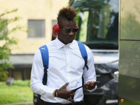 Balotelli cực ngầu khi cùng Italia lên đường tới Thụy Sĩ