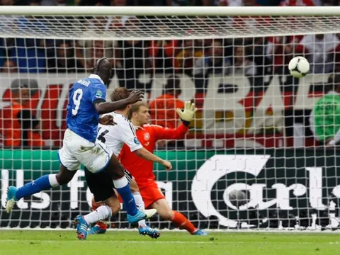 Balotelli nã đại bác làm tung lưới Manuel Neuer