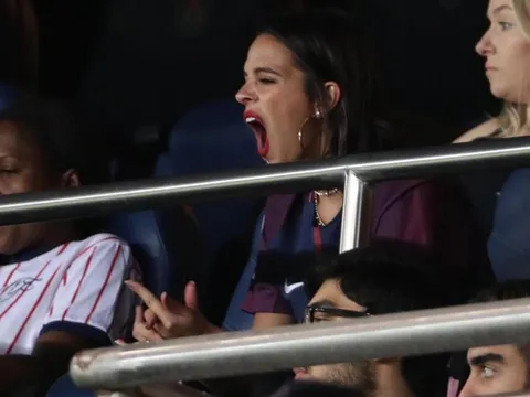 Bạn gái ngáp ngắn, ngáp dài xem Neymar thi đấu