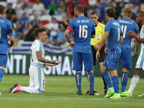 Bàn phản lưới nhà khó đỡ của Jose Gimenez trận gặp Italia