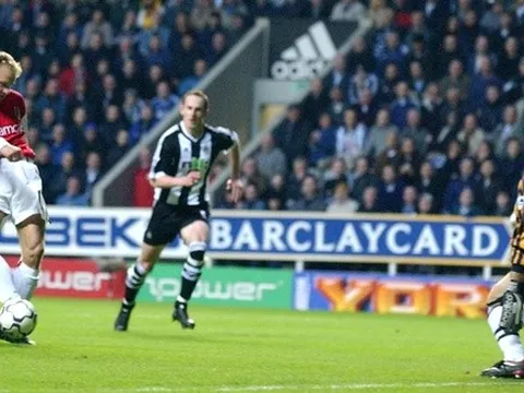 Bàn thắng ma thuật của Bergkamp vào lưới Newcastle