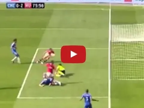 Bàn thắng siêu may mắn của Chicharito vào lưới Chelsea