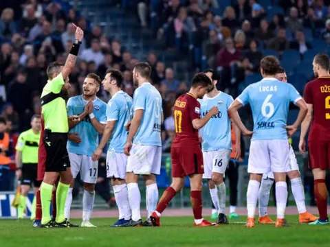 Bàn thắng thì không, nhưng thẻ đỏ lại xuất hiện tại Derby thành Rome