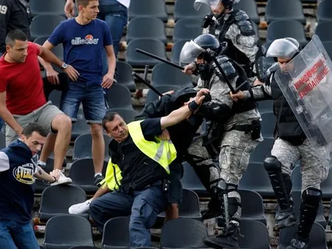 Bạo loạn nổ ra trong ngày Partizan Belgrade nâng cúp quốc gia