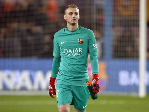 Barca hét giá 60 triệu euro cho thủ môn dự bị, Liverpool chùn tay