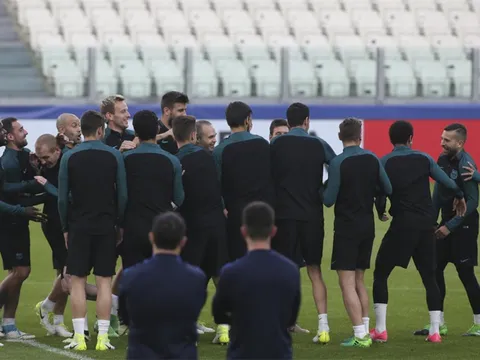 Barca và tiếng nói từ phòng thay đồ: Hết nước thì tát gì?