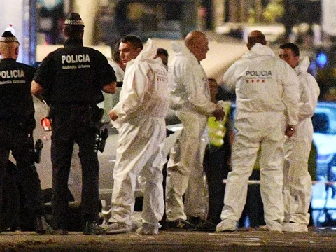 Barcelona: Du lịch và bóng đá, khủng bố và khủng hoảng