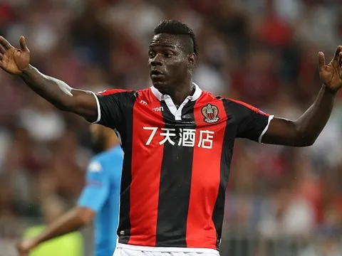 Bất lực, Balotelli cùng Sneijder đứng nhìn Napoli hành hạ Nice