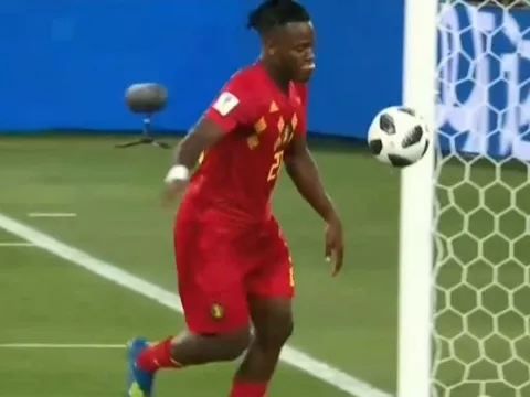 Batshuayi giải thích về màn ăn mừng đá bóng... vào mặt