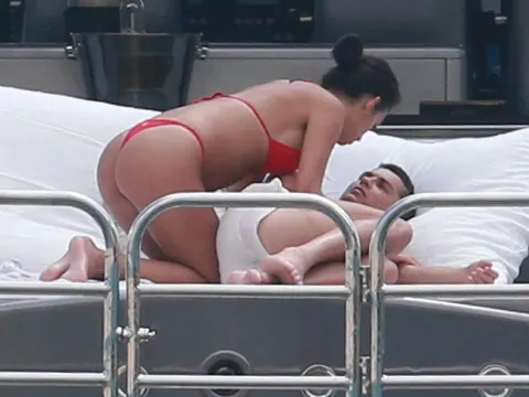 Bầu bì, bạn gái vẫn 'hết mình' với Ronaldo giữa biển