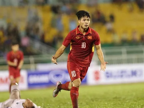Bầu Đức khích lệ Công Phượng và Tuấn Anh trước trận gặp U22 Macau