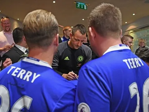 Bầu không khí lễ hội tại Stamford Bridge