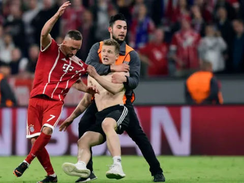 Bayern thất bại, fan cởi trần, túm áo Ribery 'hỏi tội'