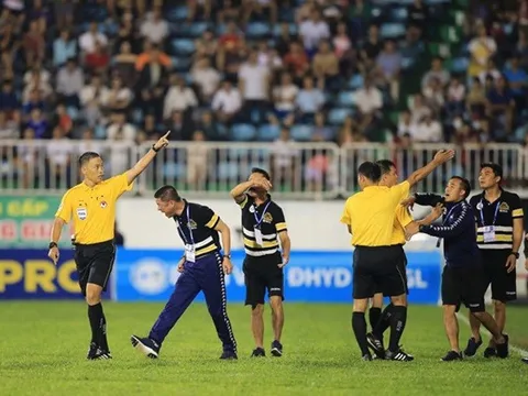 Sợ bầu Đức, 2 trọng tài FIFA từ chối bắt trận CLB Hà Nội vs HAGL