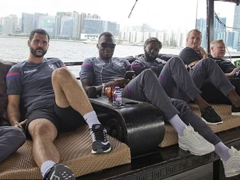 Benteke cực ngầu khám phá Hong Kong