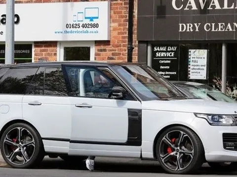Bị bỏ rơi, Rooney giải sầu bên siêu xe mới