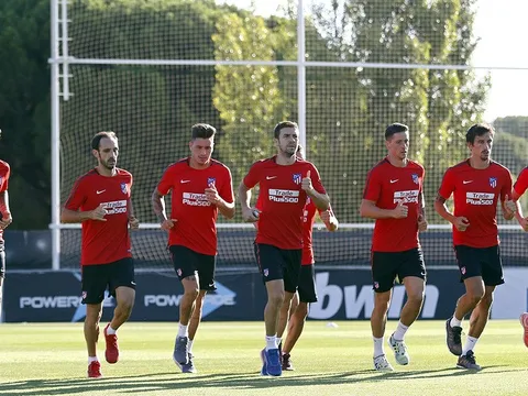 Bị cầm hòa ngày ra quân, sao Atletico lầm lì trở về sân tập