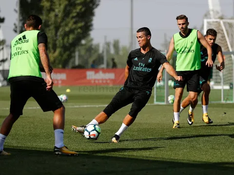 Bị cấm thi đấu, Ronaldo vẫn miệt mài tập luyện cùng Real