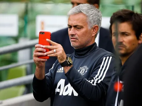 Bị CĐV ném đá, Mourinho xóa luôn tài khoản mạng xã hội