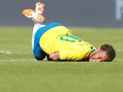 Bị đối thủ cho ngã 'sấp mặt' và đây là cách Neymar đáp trả