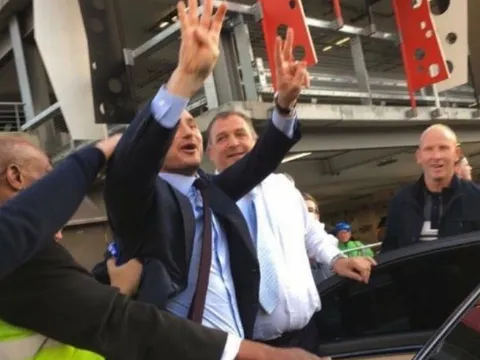 Trở lại thăm Chelsea, Lampard liên bị fan 'khủng bố'